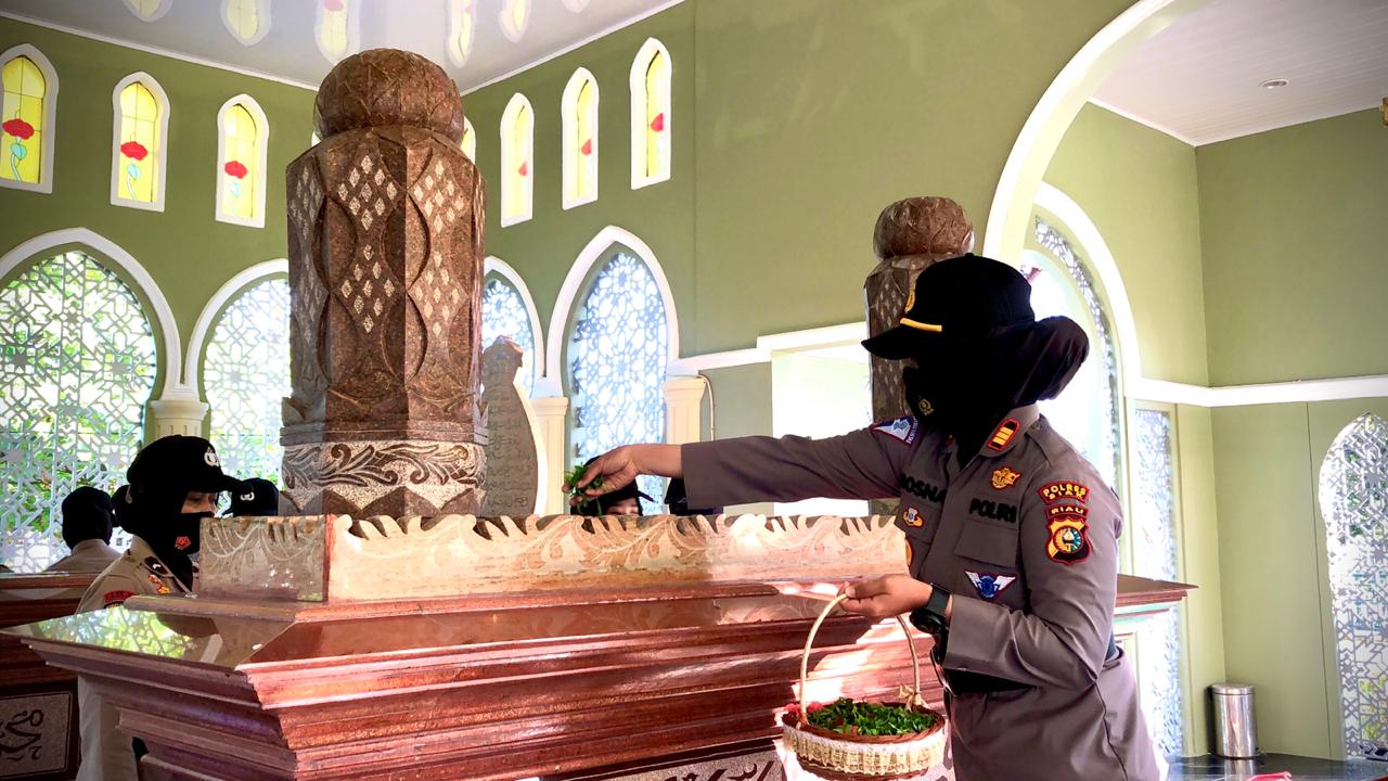 Hari Jadi Polwan Ke 72, Polwan Polres Siak Tabur Bunga ke Makam Pahlawan di Siak