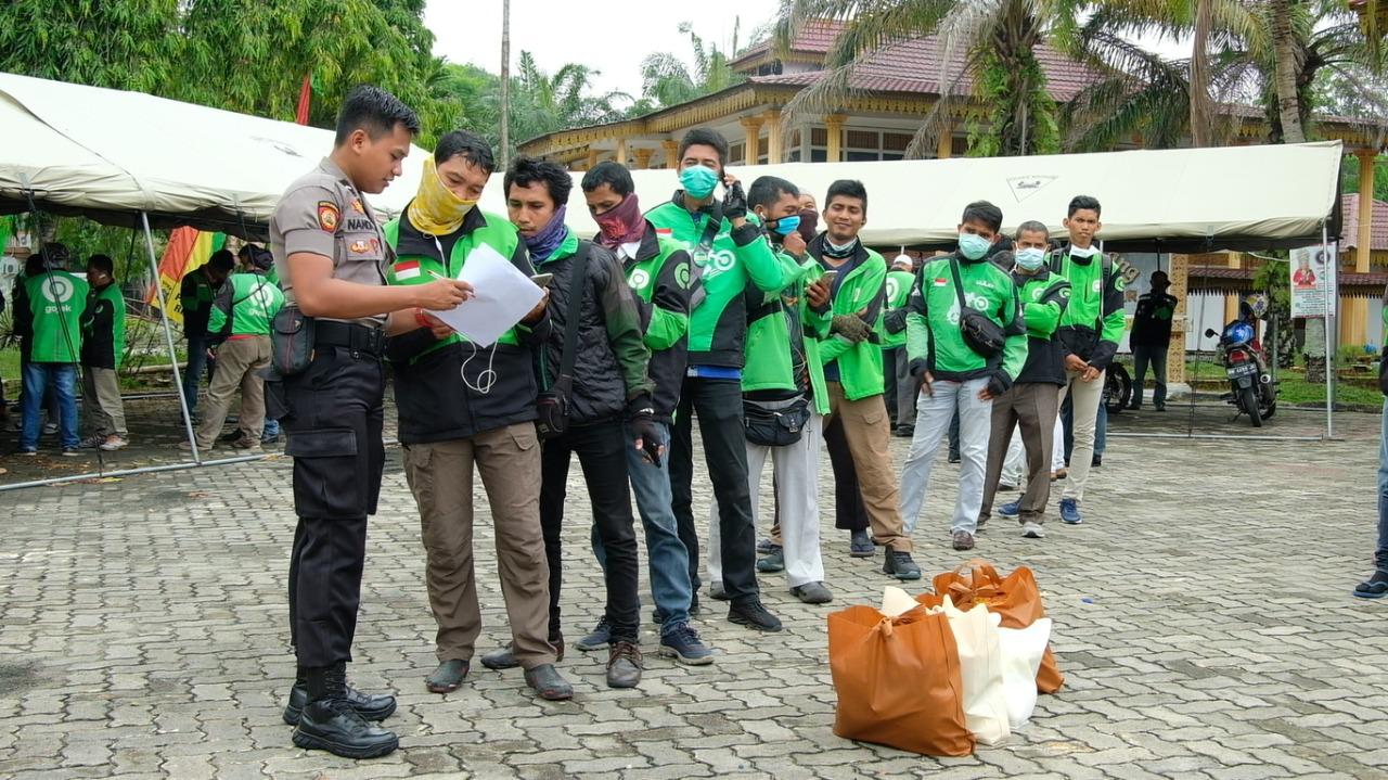 Polda Riau Bantu Masyarakat Terdampak Langsung Covid-19