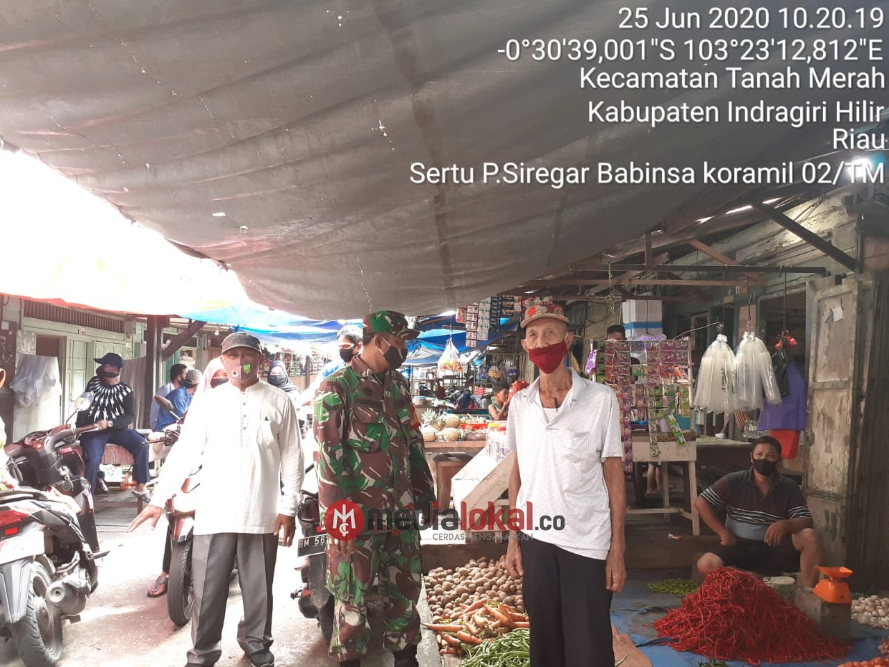 Lawan Covid-19, Koramil 02/Tanah Merah Lakukan Gakplin Makser di Pasar Kampung Laut