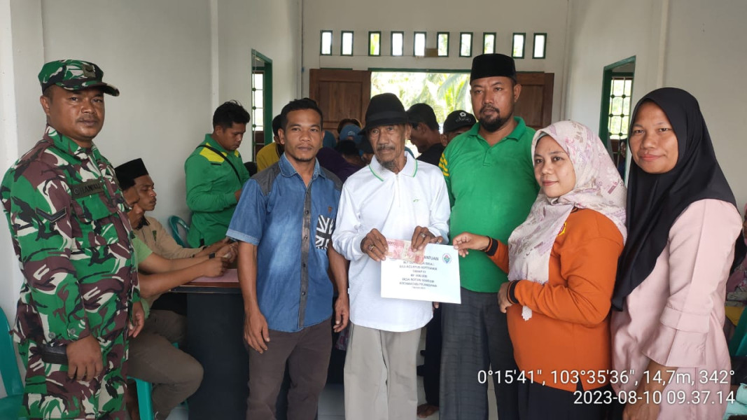 Pembagian BLT Untuk Masyarakat Setempat Yang Didampingi Oleh Babinsa Serda Chandra Bastian