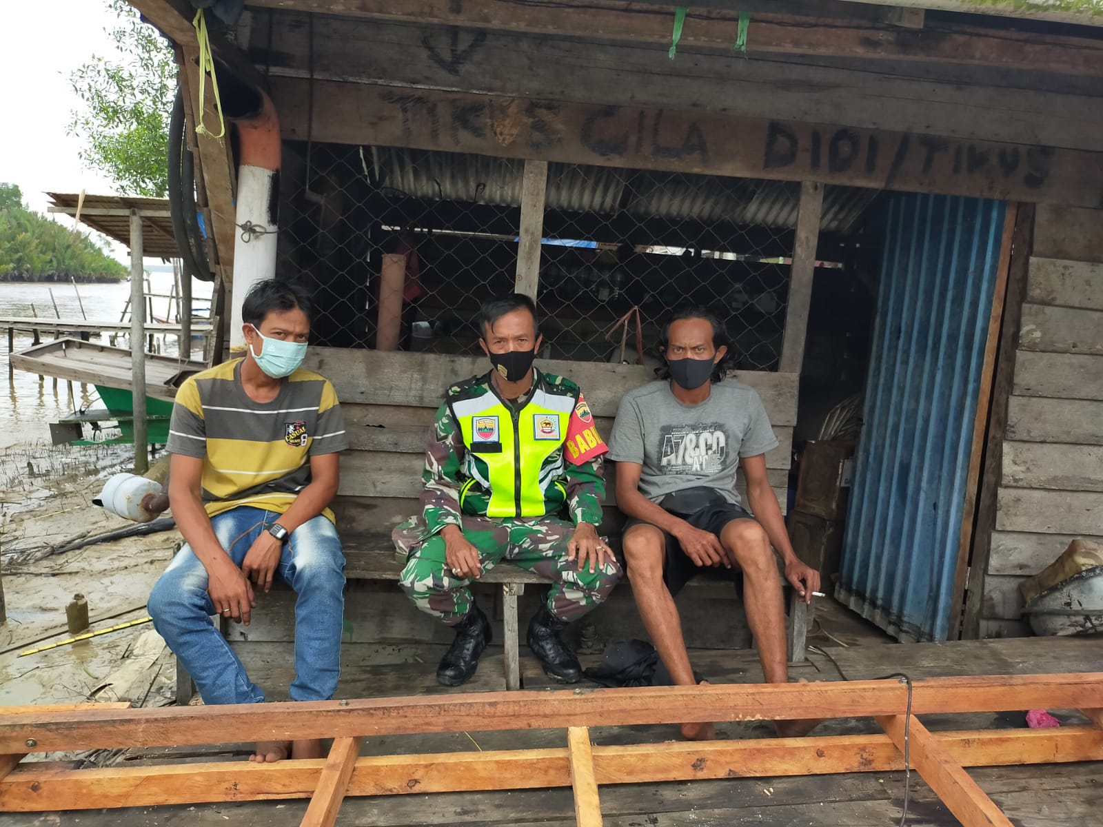 Dekat dengan Warga, Serda Asrion Rutin Lakukan Komsos