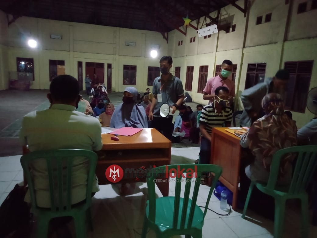 Tim Kukerta Relawan Covid-19 UNRI Ikut Serta Bagikan BST di Gaung Anak Serka