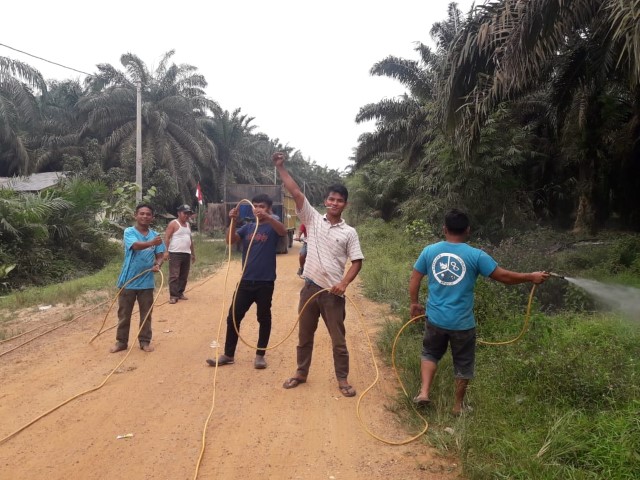 Pemuda Dusun Tua RT 03 Desa Keritang Lakukan Goro Bersihkan Kanan Kiri Bahu Jalan