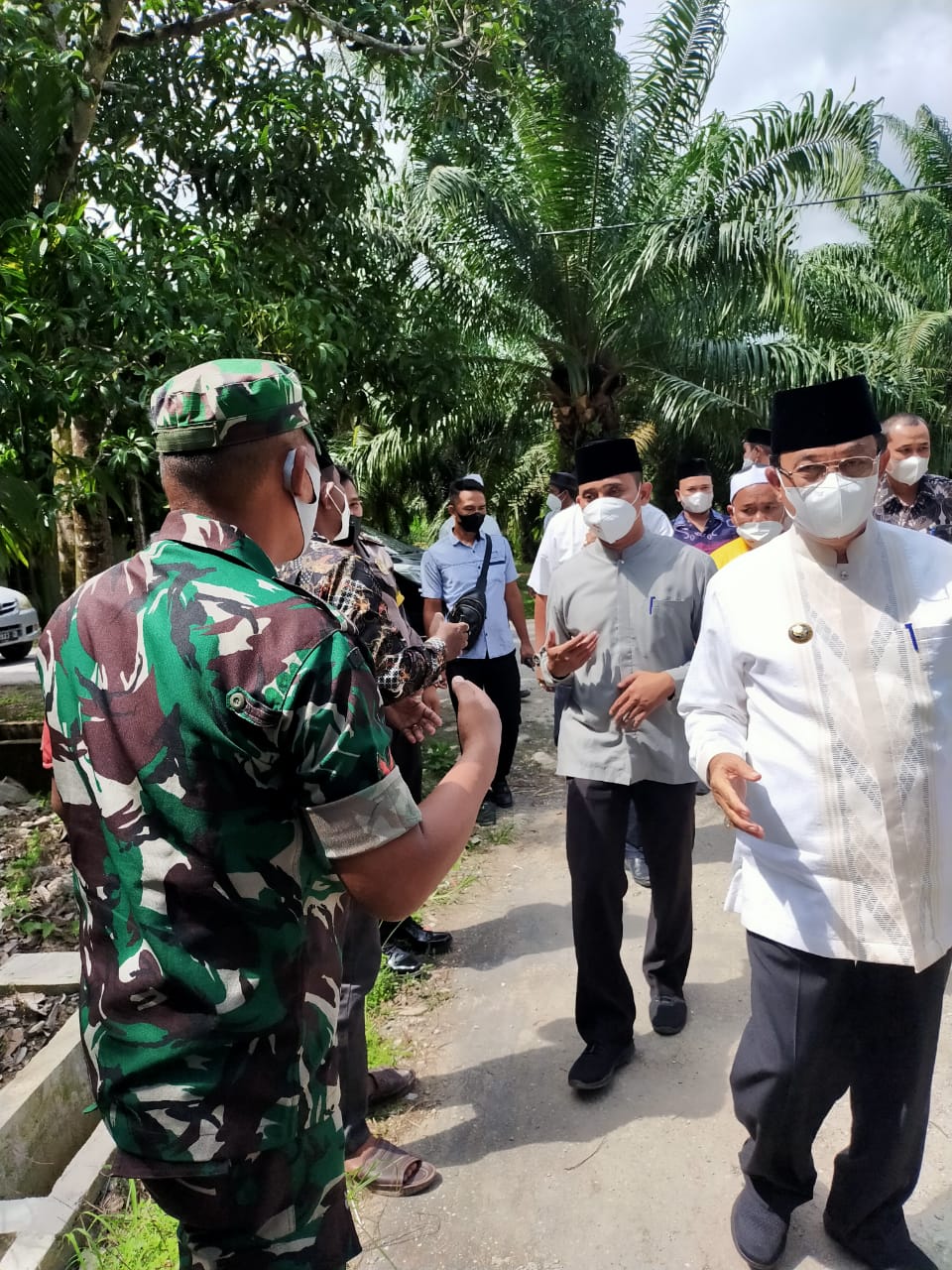 Babinsa Koramil 09/Kemuning Dampingi Kunjungan Bupati Inhil di Desa Pasar Kembang