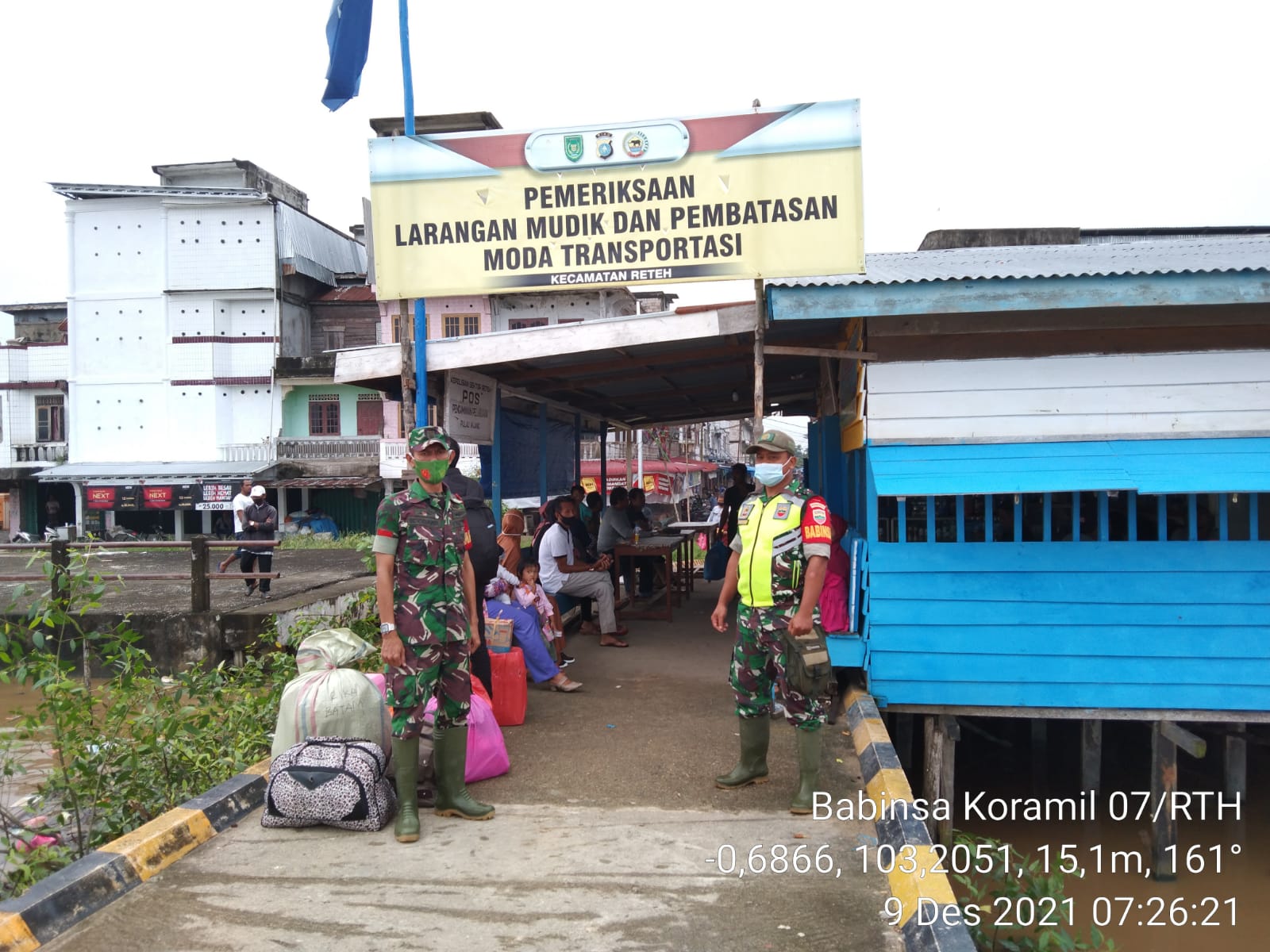 Ingatkan Warga Protkes, Babinsa Koramil 07/Reteh Berikan Peringatan