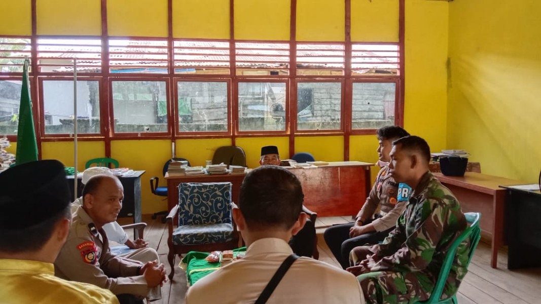 Komsos Secara Rutin Jadi Cara Efektif Babinsa Koramil 07/Reteh Dekatkan Diri dengan Masyarakat