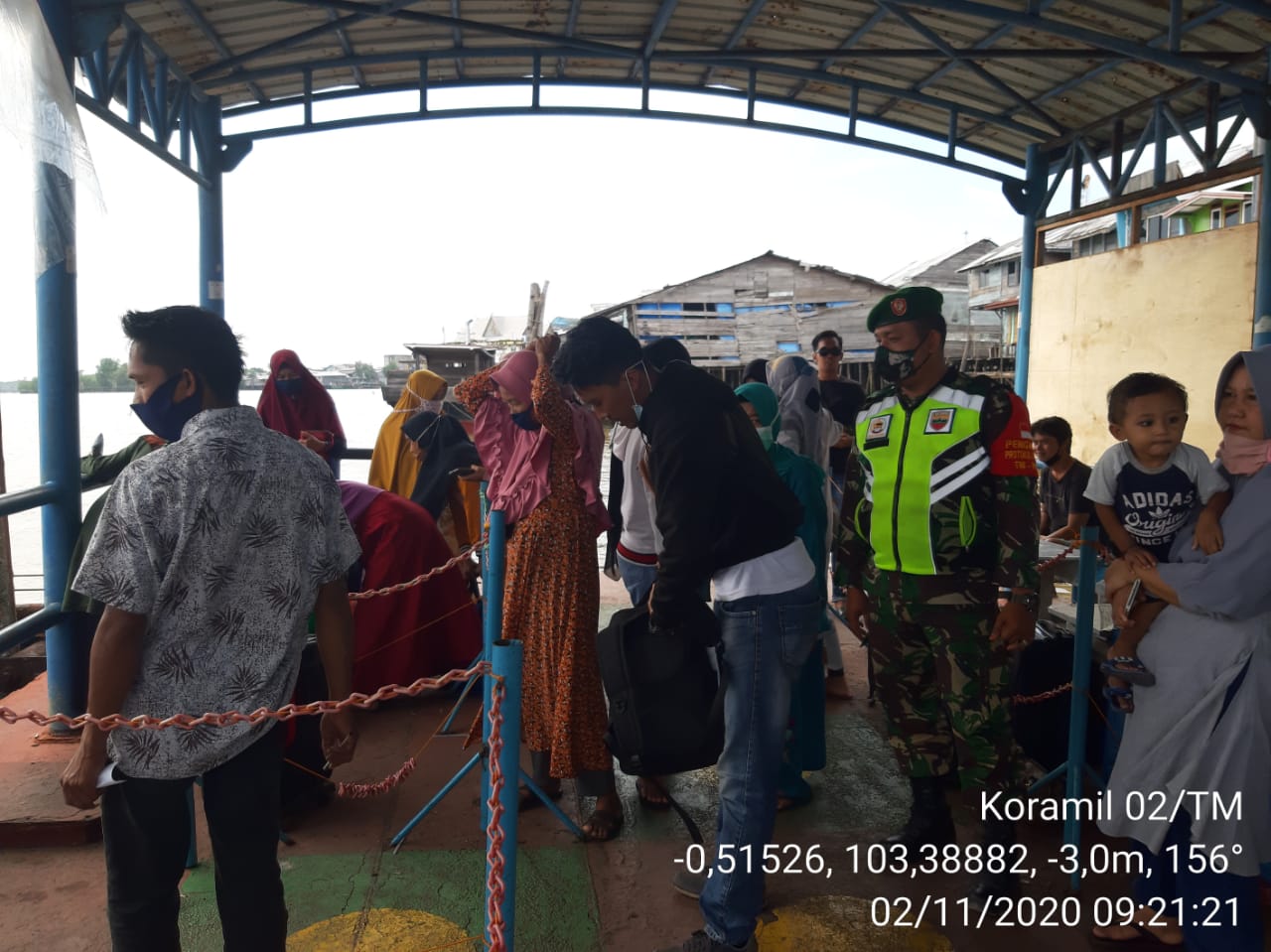 Babinsa 02/Tanah Merah Lakukan Penegakan Prokes di Kawasan Pelabuhan