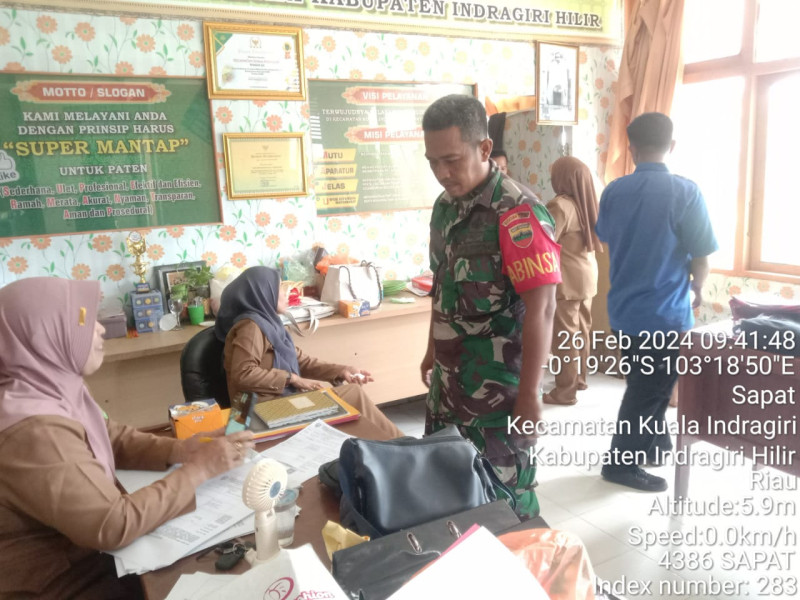 Bersama Pegawai Kantor, Babinsa Koramil 04/Kuindra Ciptakan Kebersamaan Antar Sesama