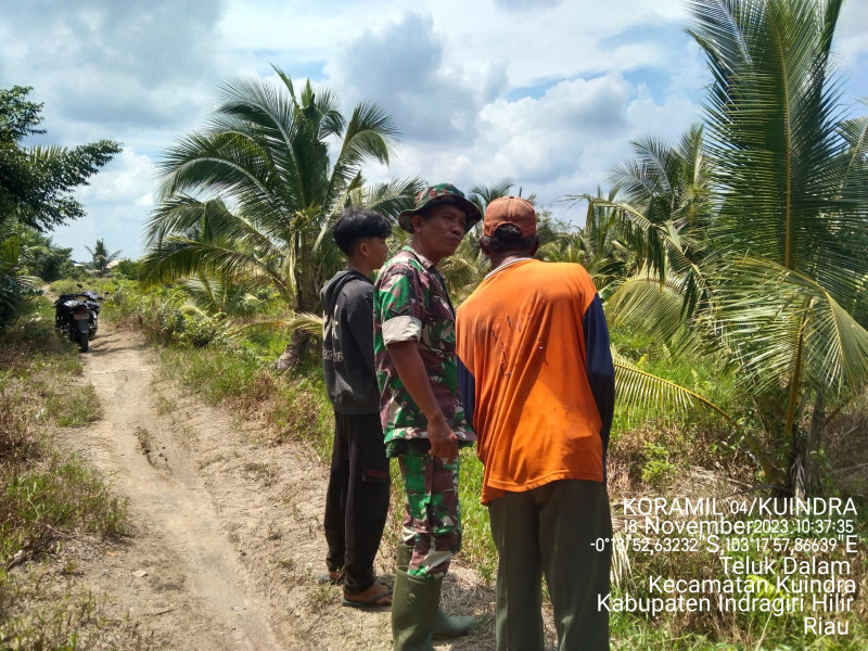 Babinsa Koramil 04/Kuindra Terus Mewaspadai Kebakaran Lahan dan Hutan Bersama Masyarakat
