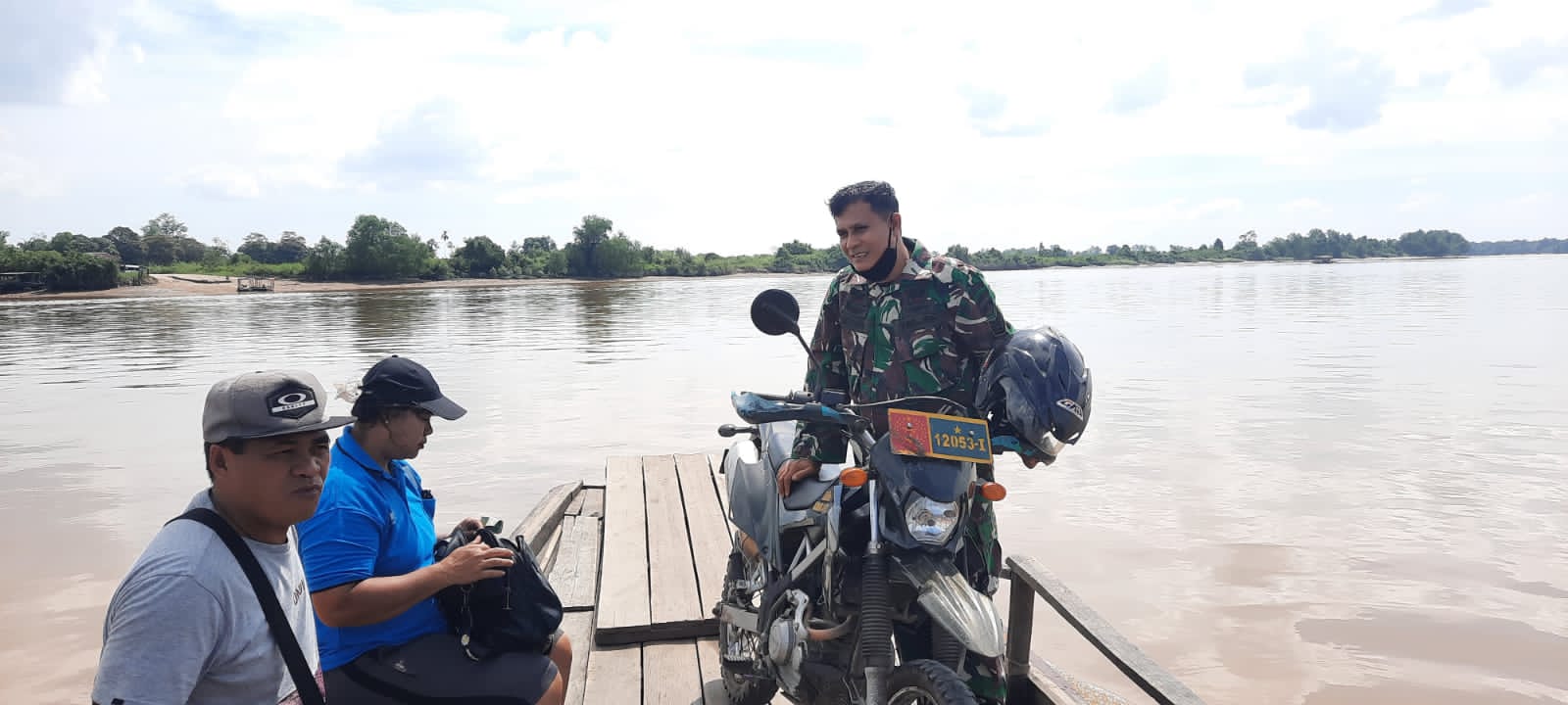 Babinsa 03/Tempuling Komsos Dengan Warga Diatas Perahu