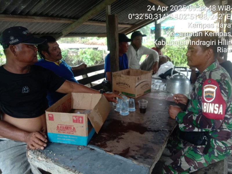 Sertu Pardamaean Siregar Jalin Silaturahmi dengan Tokoh Masyarakat, Wujudkan Kemanunggalan TNI dengan Rakyat