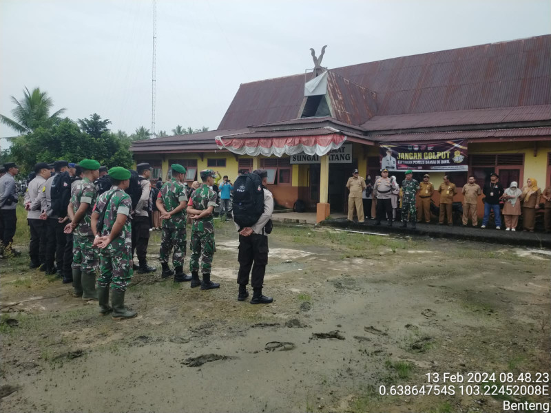 Jelang Pemilu, Danpos Ramli Sungai Batang Pelda Nofiandi Dampingi Pendistribusian Logistik di Gedung PPK