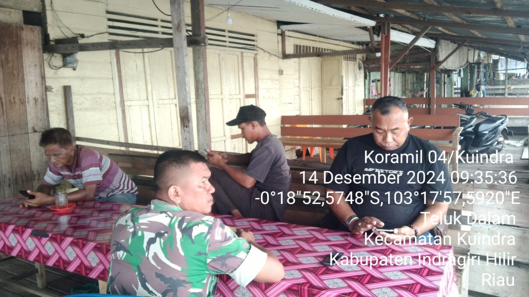 Babinsa Koramil 04/Kuindra Laksanakan Komsos, Perkuat Hubungan Dengan Masyarakat