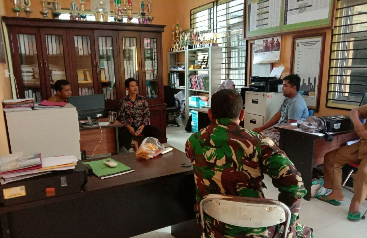 Gunakan Metode Komsos, Satgas TMMD ke-110 Kodim 0313 KPR Sosialisasi Protokol Kesehatan kepada Warga Gunakan Metode Komsos, Satgas TMMD ke-110 Kodim 0313 KPR Sosialisasi Protokol Kesehatan kepada Warga