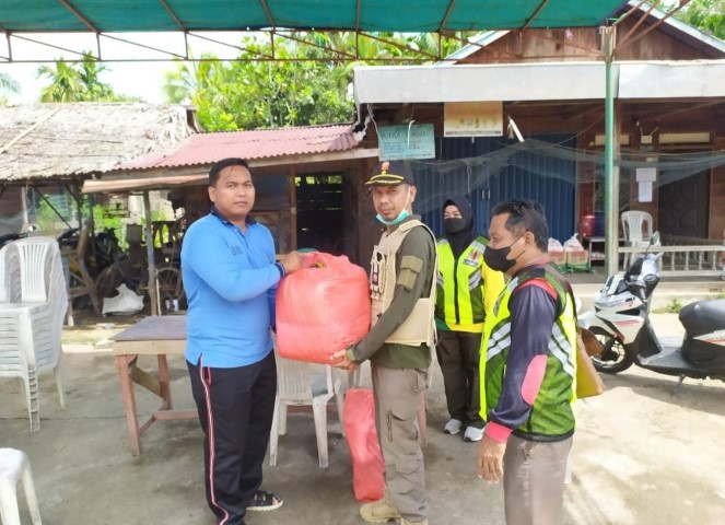 Melalui Bidang Satlinmas, Satpol PP Inhil Salurkan Bantuan Korban Bencana Kebakaran di Keritang