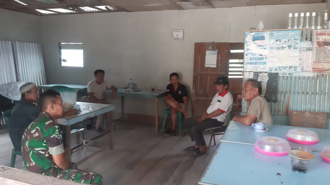 Babinsa Koramil 07/Reteh Gelar Komsos, Sampaikan Pentingnya Kebersihan Lingkungan