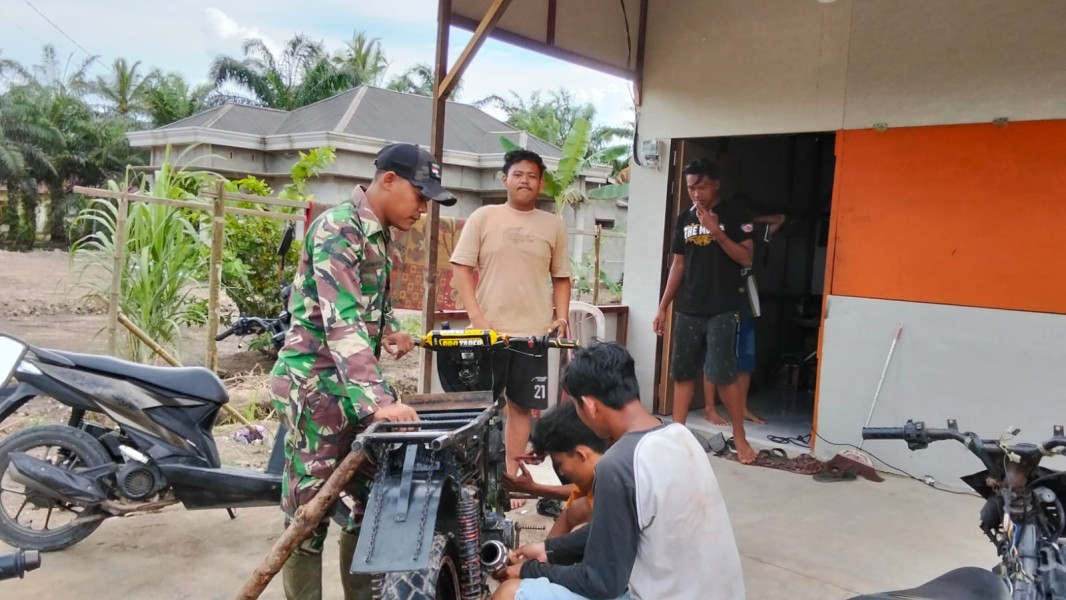 BABINSA SERDA SUIRWANSAH KOMSOS BERSAMA PEMUDA DI DESA BINAAN