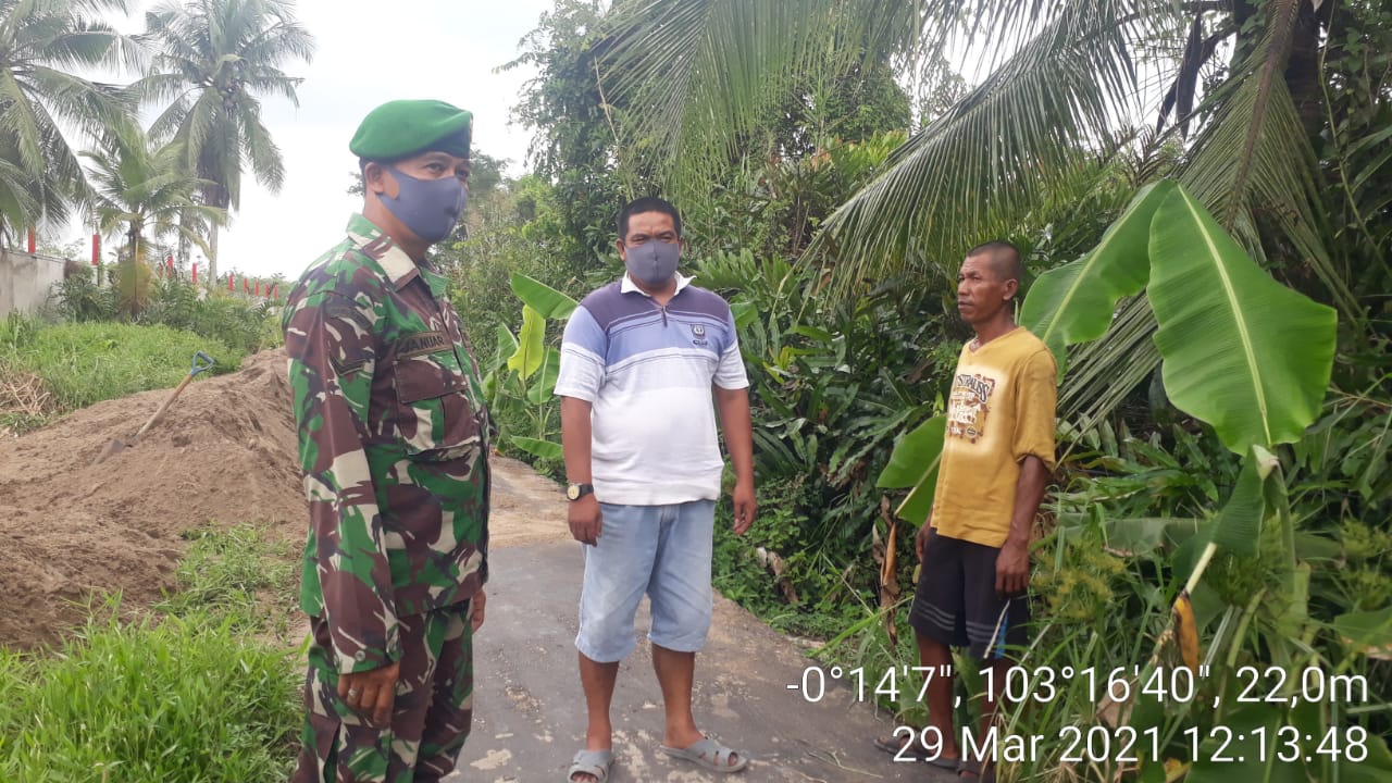 Babinsa Serda Januar Sosialisasi Kepada Masyarakat Batang Tuaka untuk Jaga Lahan dari Karlahut