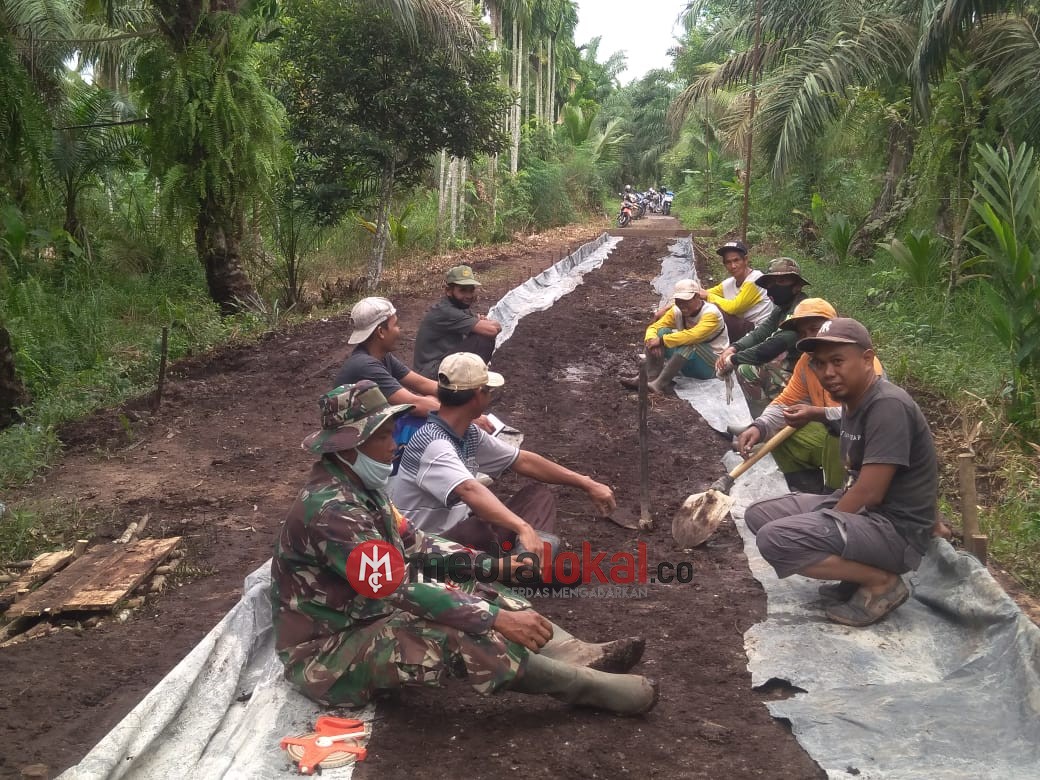 Senda Gurau Satgas Pra TMMD di Inhil dengan Warga di Sela-sela Istirahat Gotong Royong