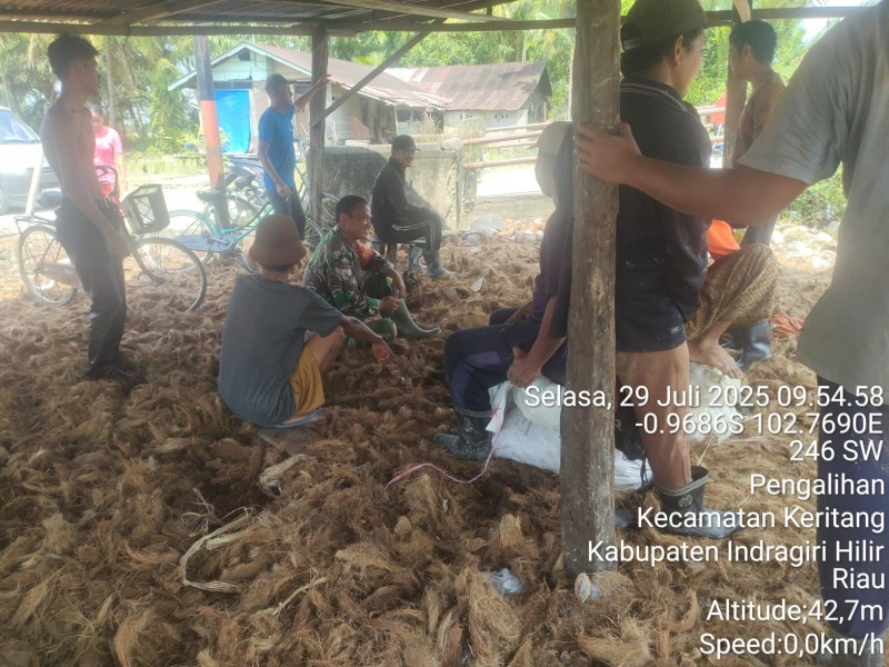 Komsos Babinsa Koramil 09/Kemuning di Desa Pengalihan Meningkatkan Hubungan Harmonis