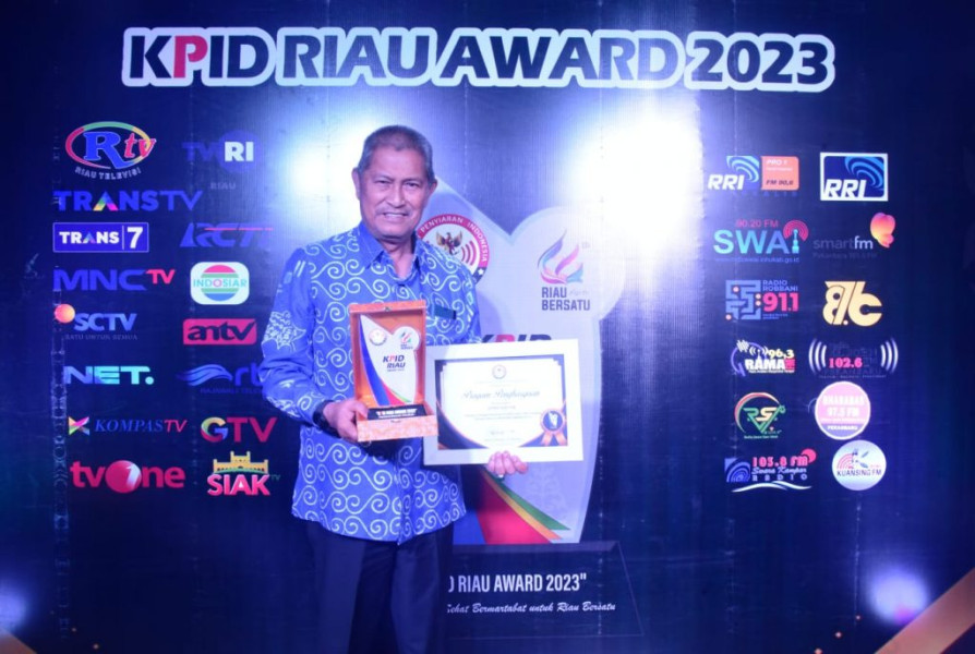 Wabup Inhil Terima Penghargaan dari KPID Riau