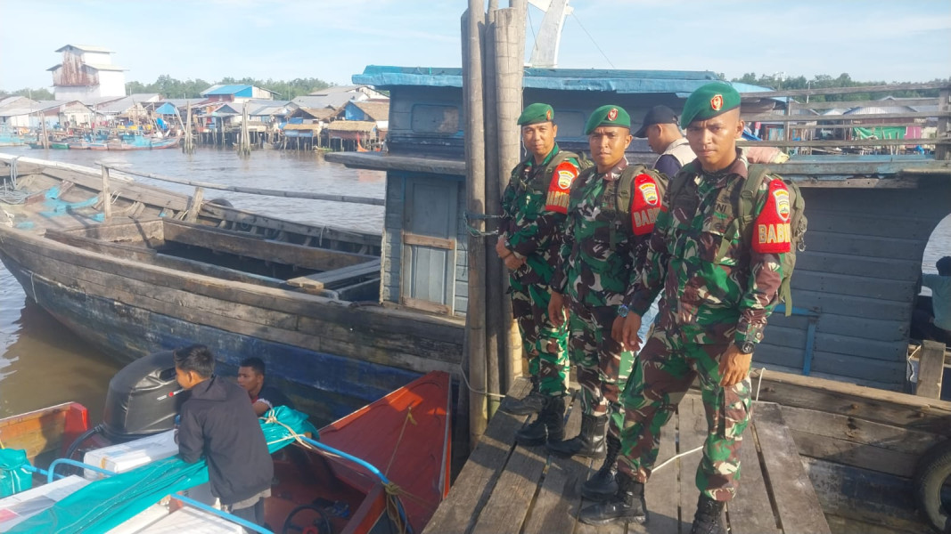 Anggota Pos Ramil Concong Koramil 04/Kdr Kawal Pendistribusian Logistik Pilkada 2024 ke Desa-desa Sekec. Concong