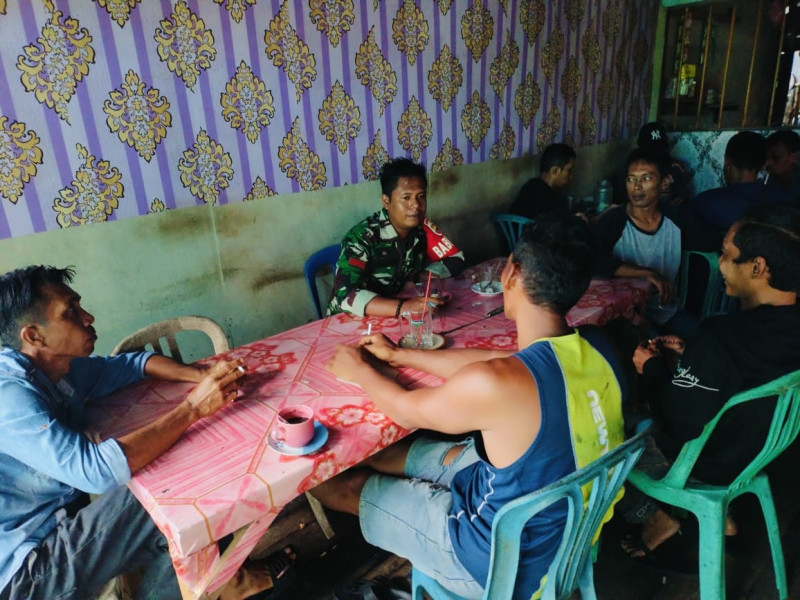 Wujudkan Kesatuan dan Persatuan, Babinsa Koramil 04/Kuindra Ciptakan Pemilu Aman dan Damai