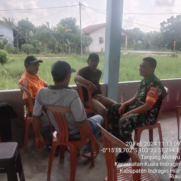 Melalui Musyawarah, Babinsa Koramil 04/Kuindra Ajak Masyarakat Untuk Jaga Kerukunan dan Keamanan di Binaan