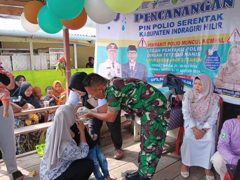 Sukseskan Program Pemerintah Bebas Polio, Babinsa Koramil 05/Gas Kopda Umar Nasution Dampingi Petugas Nakes