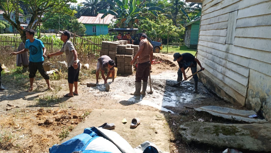Luar Biasa Kegiatan Bermanfaat Polsek Batang Gansal Bagun MCK di Desa Ringin