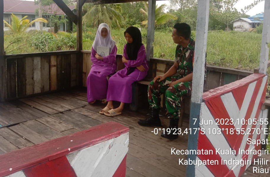 Babinsa Koramil 04/Kuindra Saling Bertukar Pikiran Melalui Komsos