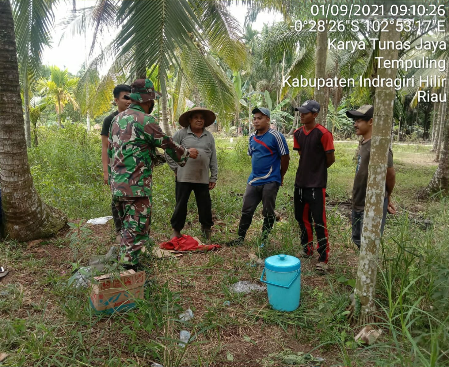 Bentuk Keharmonisan Seorang Babinsa dan Warganya di Saat Sambangi Kebun Warga