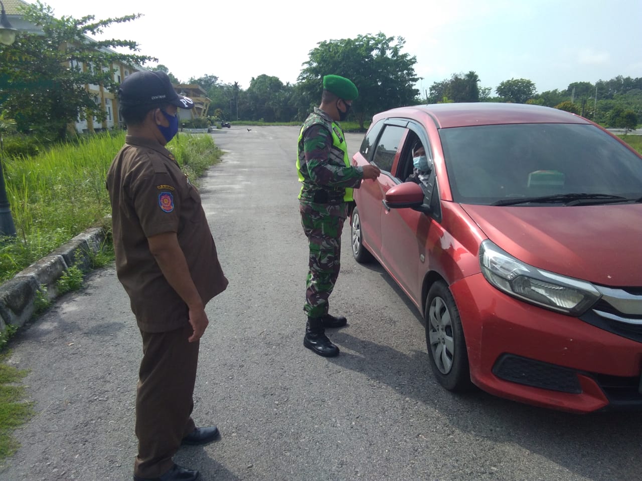 Tempat Isolasi Pasien COVID-19 Asrama Haji di Siak Dijaga Aparat TNI dan Satpol PP Tempat Isolasi Pasien COVID-19 Asrama Haji di Siak Dijaga Aparat TNI dan Satpol PP
