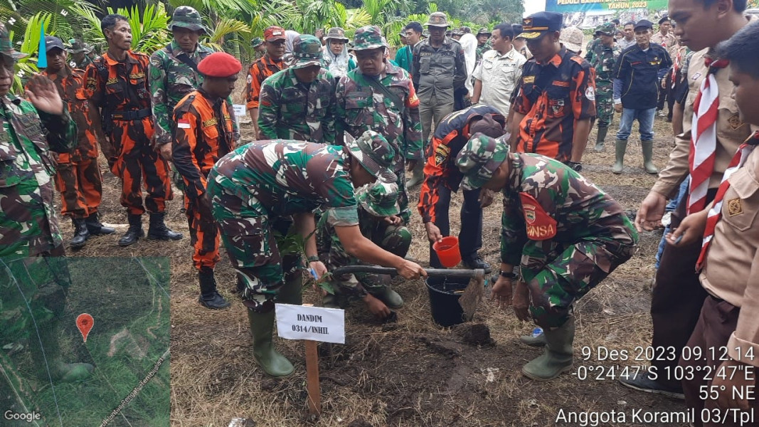 Personil Koramil 03/Tpl Antusias Ikuti Penanaman Pohon Dalam Rangka Karya Bhakti TNI Peduli Banjir