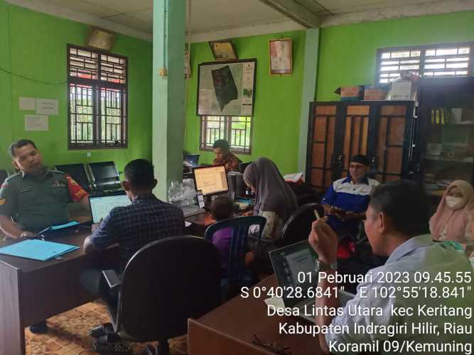 Siap Melayani Masyarakat, Babinsa Koramil 09/Kemuning Turun Lakukan Komsos