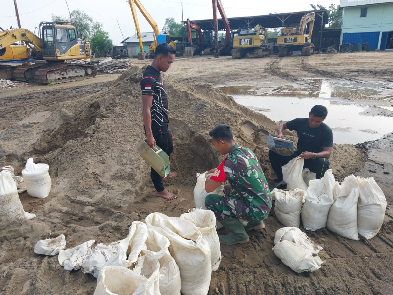 Tingkatkan Kerjasama, Koramil 07/Reteh Bantu Warga Untuk Menimbun Jalan Yang Rusak