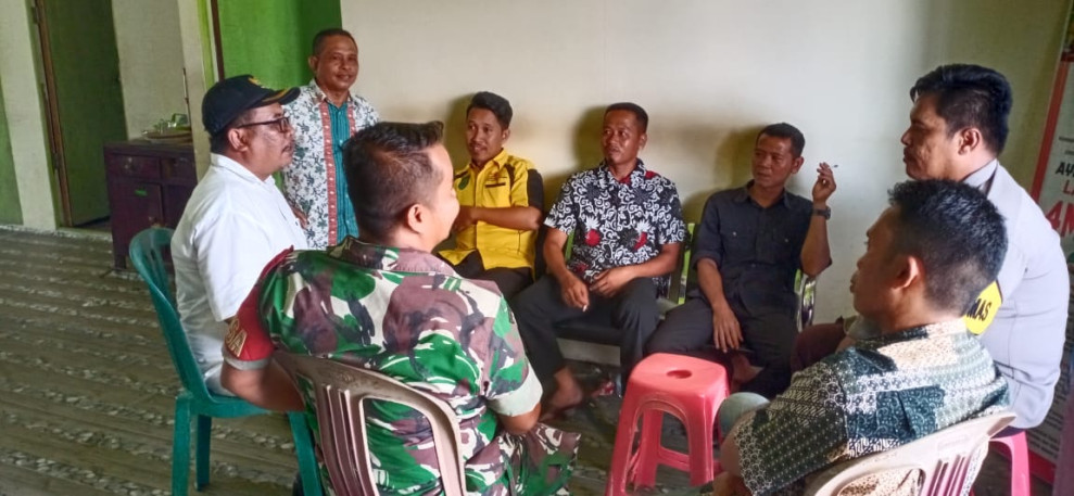 Babinsa 05/Gas Sertu Guntur Melaksanakan Kegiatan Komsos Bersama Perangkat Desa di Wilayah Binaannya