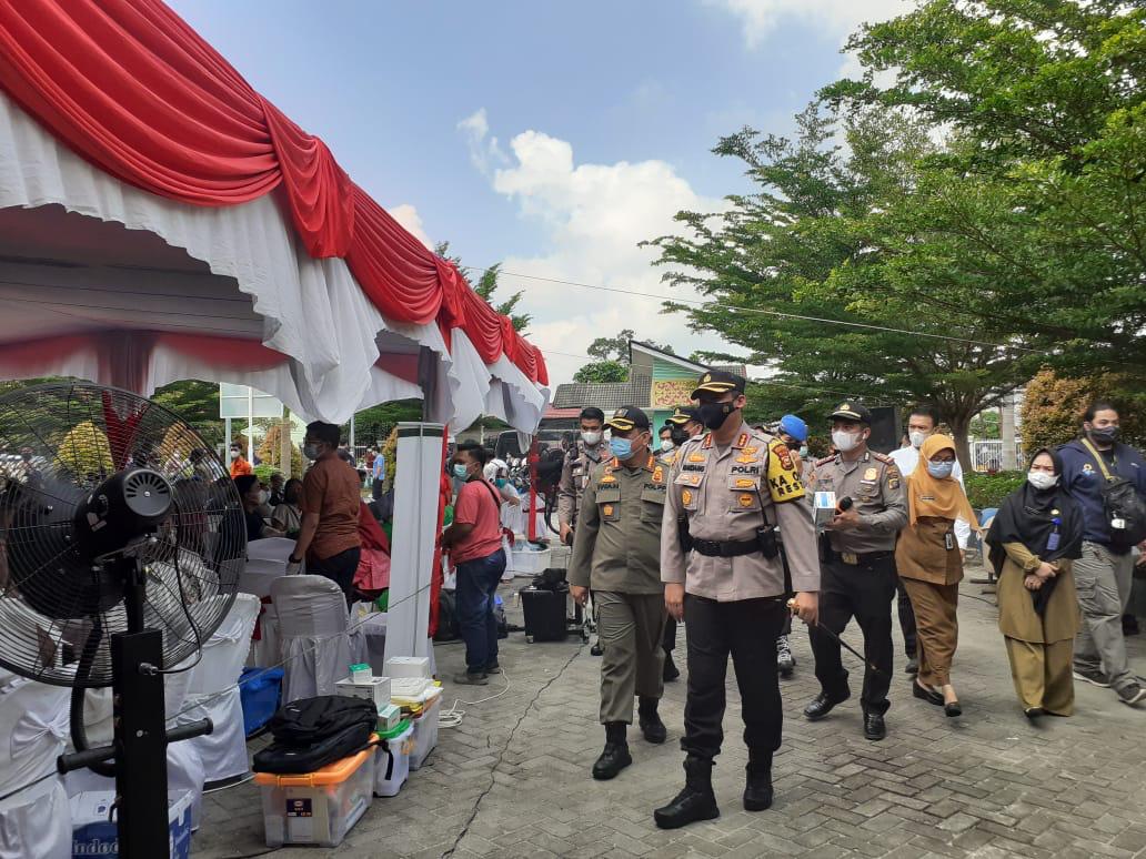 Kerahkan Anggota, Polda Riau Door To Door Pemberian Vaksin Kepada Masyarakat