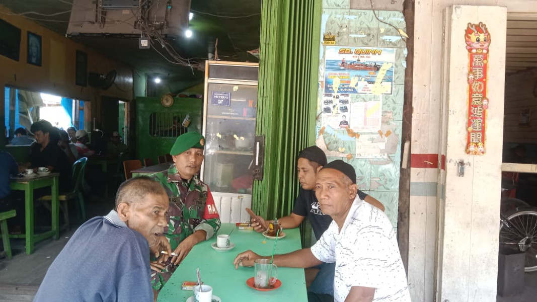 Babinsa Koramil 05/GAS Kopda Umar Nasution Laksanakan Giat Komsos Bersama Warga di Desa Binaan