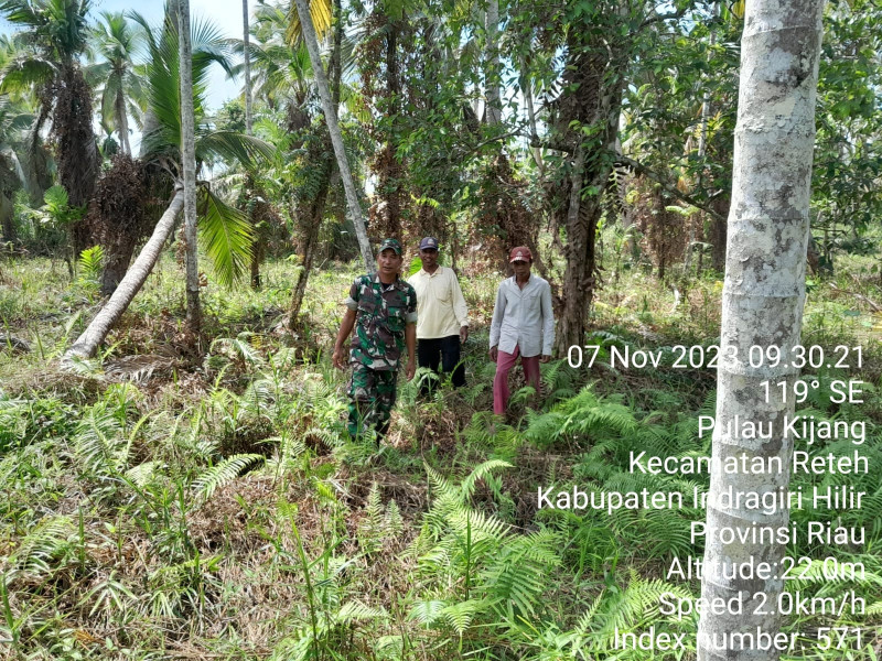 Wujudkan Suasana Yang Nyaman, Babinsa Koramil 07/Reteh Bersama Masyarakat Lakukan Patroli