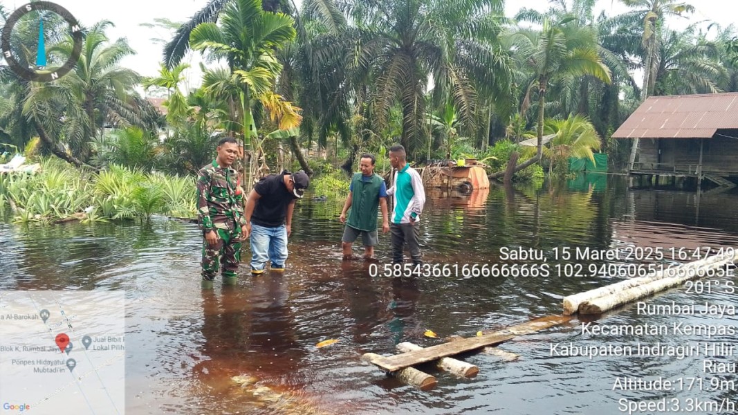 Babinsa Koramil 03/Tpl Terus Lakukan Monitoring Terhadap Banjir Yang Melanda Desa Binaan