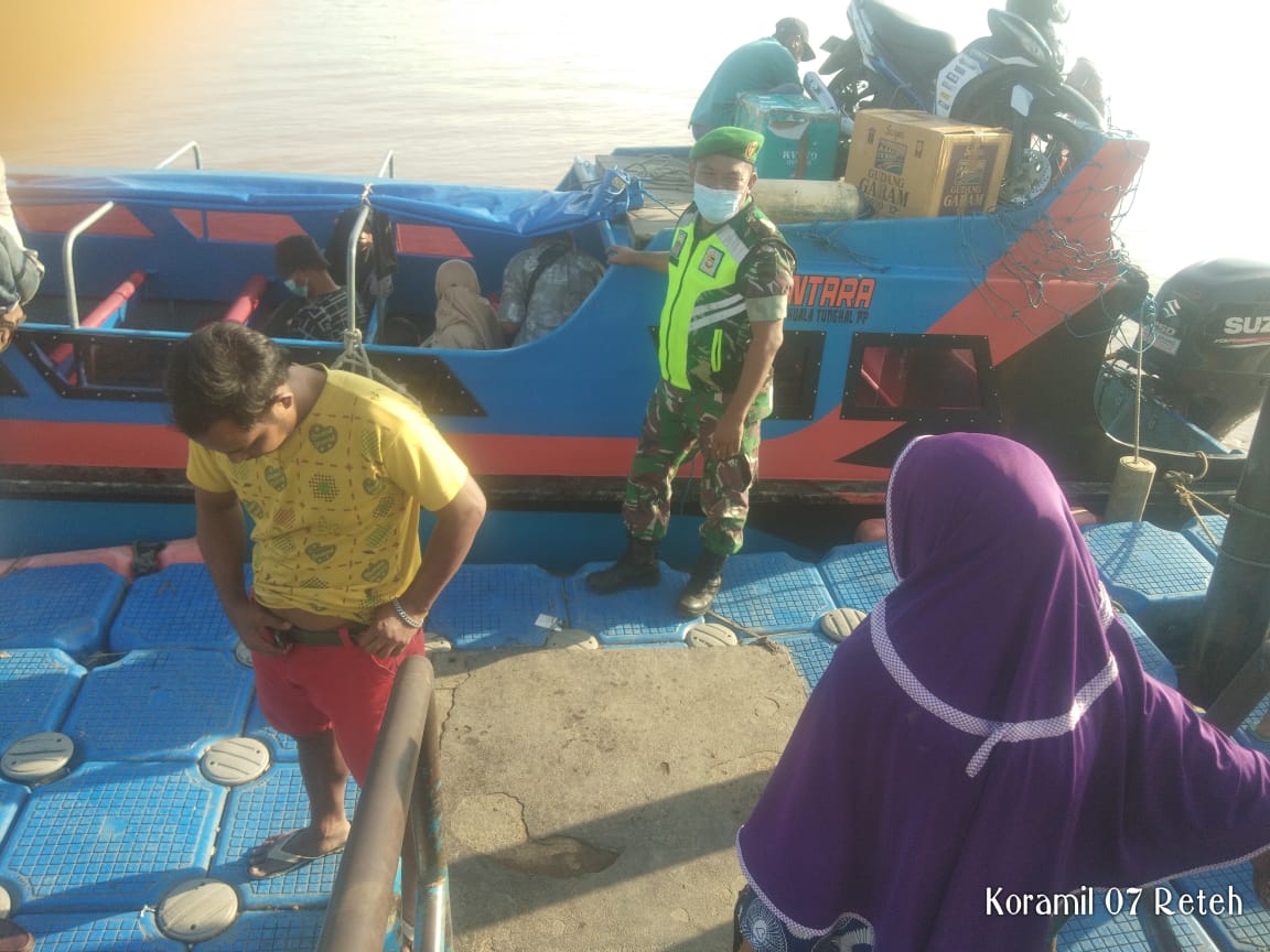 Aktif Lakukan Pengawasan Terhadap Penumpang Pelabuhan Pelabuhan Oleh Babinsa Koramil 07/Reteh