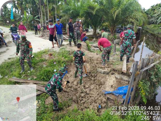 Babinsa Koramil 09/Kemuning Turun Lakukan Karya Bakti