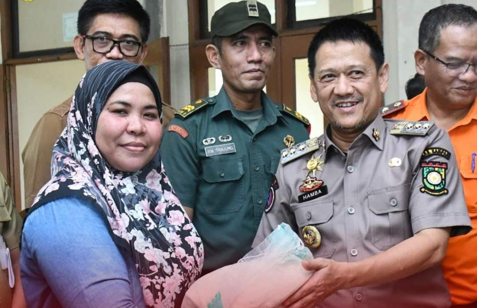 Pj Bupati Kampar Salurkan Bantuan Beras Untuk Korban Banjir