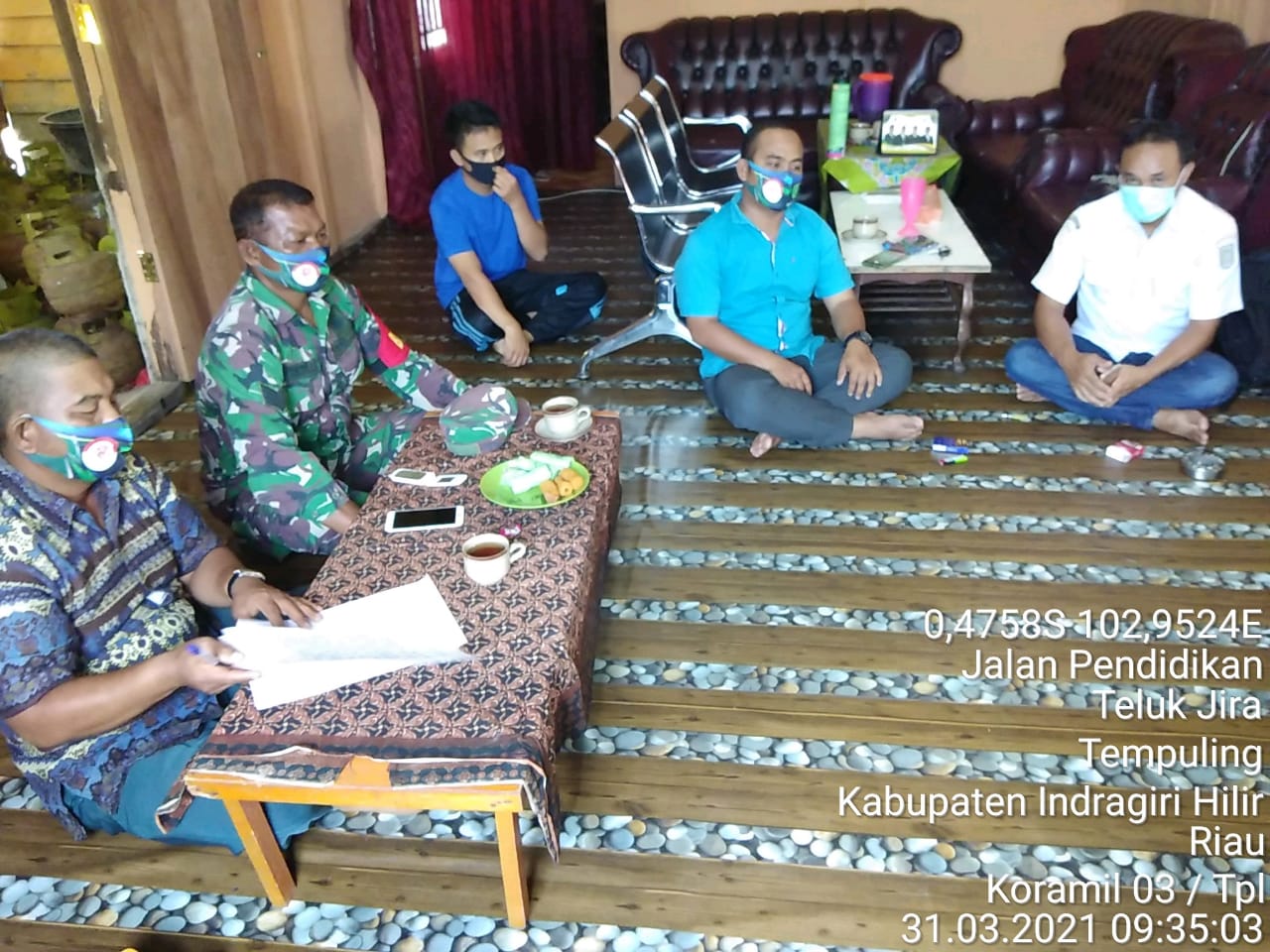 Babinsa Koramil 03/Tempuling Serma Syamsul Azman Melaksanakan Komsos bersama Aparat Desa