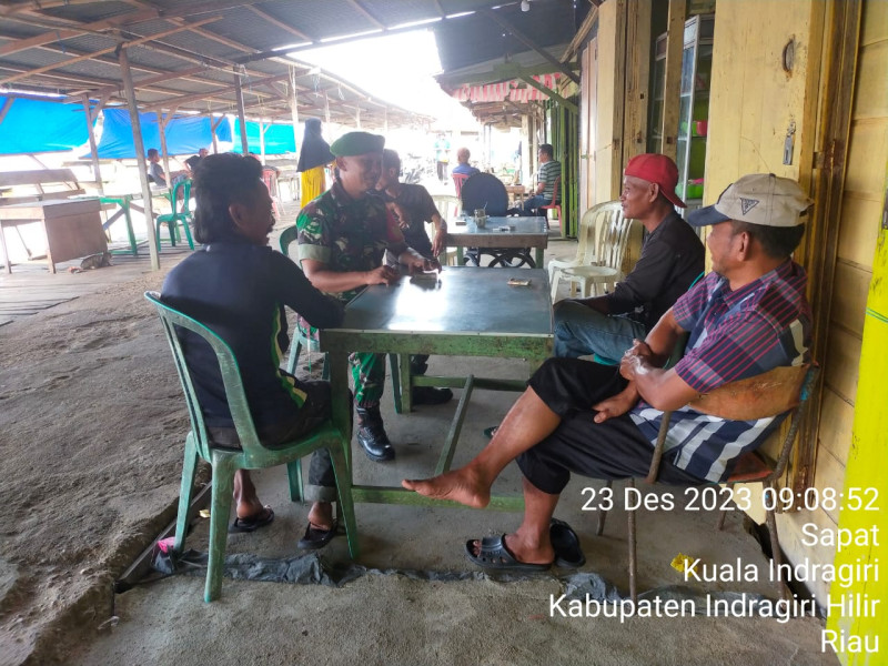 Melalui Komsos, Babinsa Koramil 04/Kuindra Berupaya Untuk Menjaga Keamanan dan Kenyamanan Kampung