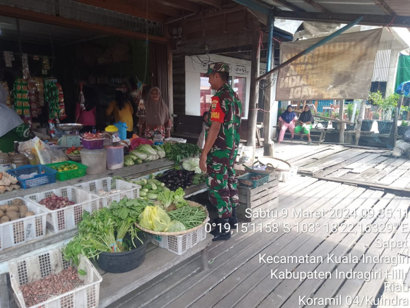 Wujudkan Situasi Yang Kondusif, Babinsa Koramil 04/Kuindra Giat Lakukan Pengecekan Harga Sembako