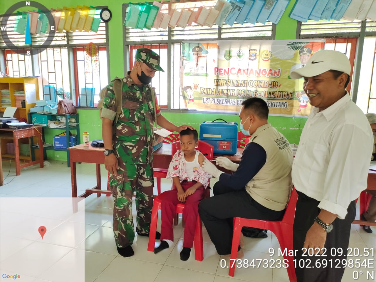 Koramil 09/Kemuning Dampingi Pelaksanaan Vaksinasi di SDN 038 Karya Bhakti