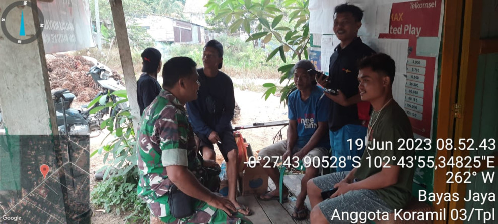 Komsos Babinsa 03/Tpl Dengan Pemuda Untuk Kemajuan Wilayah Binaannya