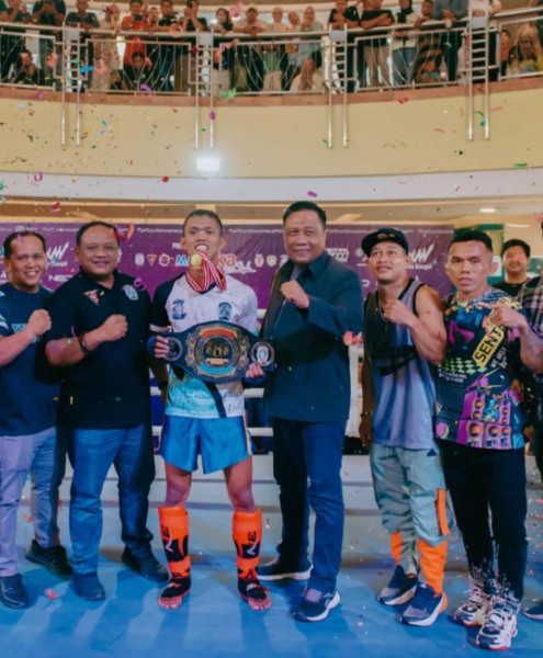 Dansat Brimob Polda Riau serahkan Sabuk Juara kepada Demanto di SKA SPORT Show